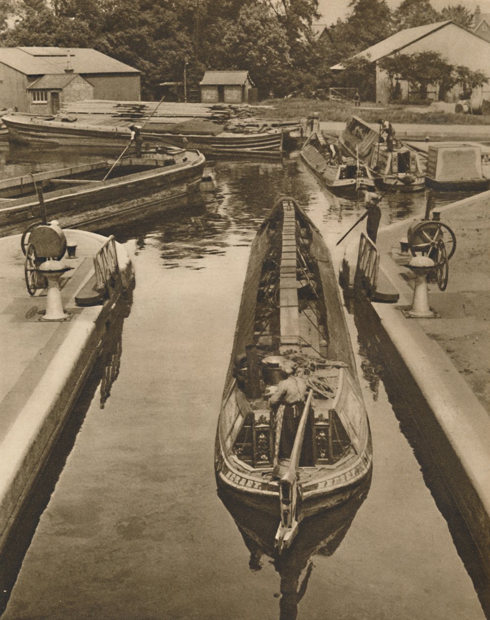 ब्रेंटफोर्ड में ताला के माध्यम से एक बंदर नाव धक्का, c1935। द्वारा अज्ञात