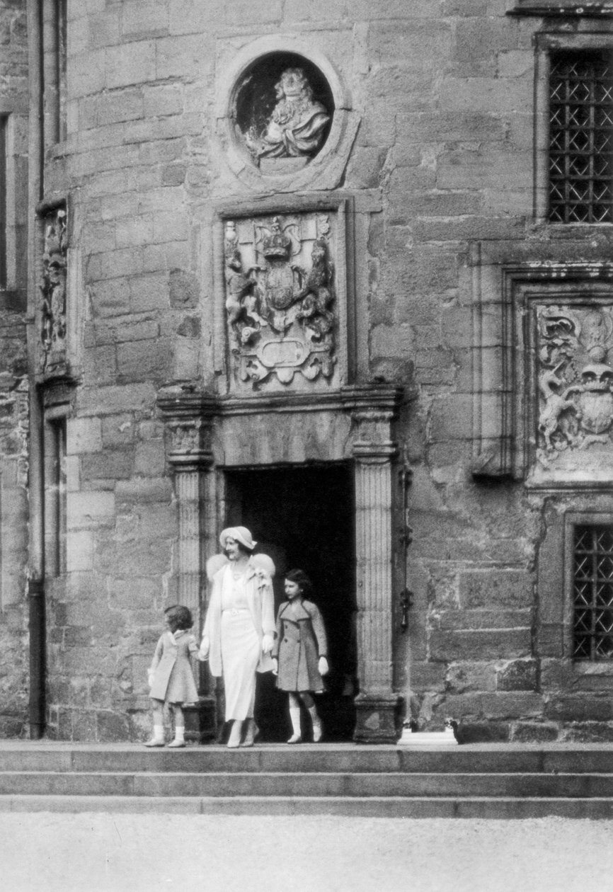 प्रिंसेस एलिजाबेथ और मार्गरेट रोज, ग्लैमिस कैसल, स्कॉटलैंड, 1937 के साथ महारानी एलिजाबेथ द्वारा अज्ञात