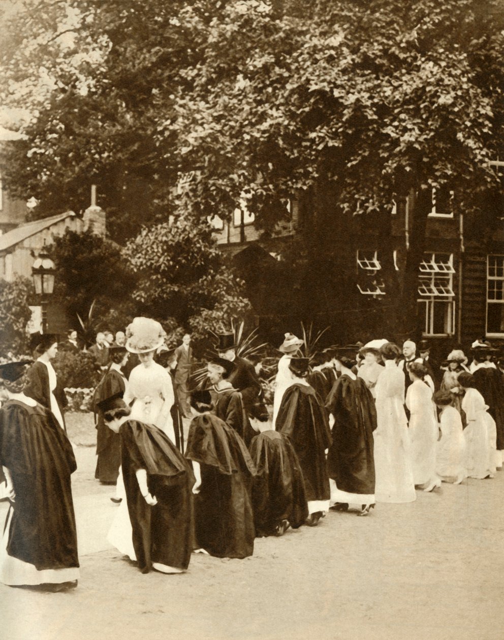 लंदन के बेडफोर्ड कॉलेज में क्वीन मैरी, 1913, 1935। द्वारा अज्ञात