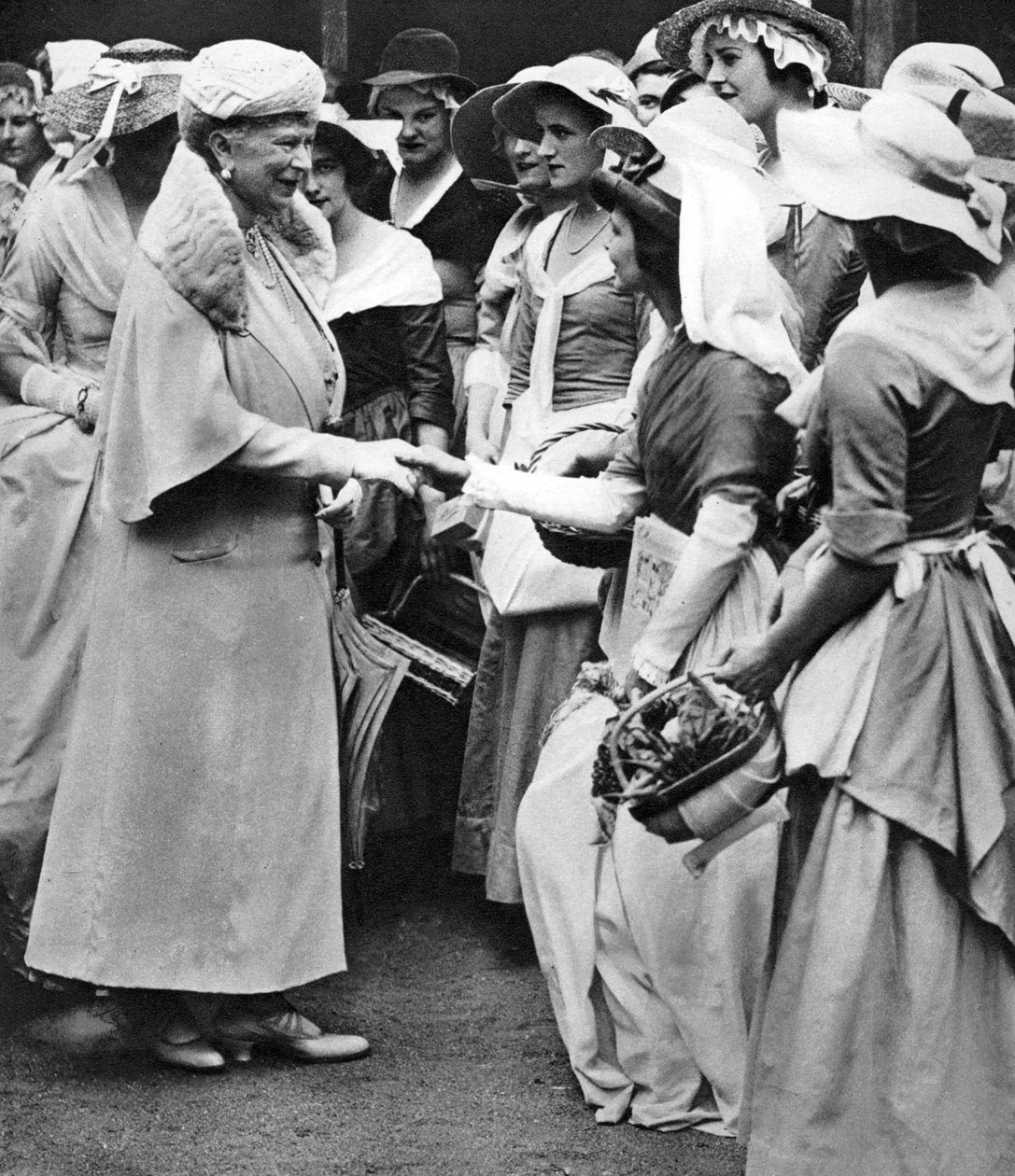 पुराने वेस्टमिंस्टर बाजार में क्वीन मैरी और डीन यार्ड, वेस्टमिंस्टर, c1936 में मेला द्वारा अज्ञात
