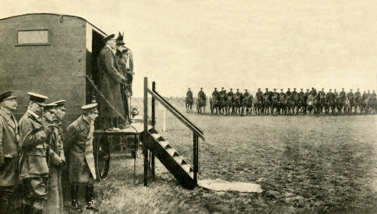 टीक की रानी मैरी प्रथम विश्व युद्ध, 1915, c1920 में हैपशायर के एल्डरशॉट में सैनिकों से मिलने जाती हैं। द्वारा अज्ञात