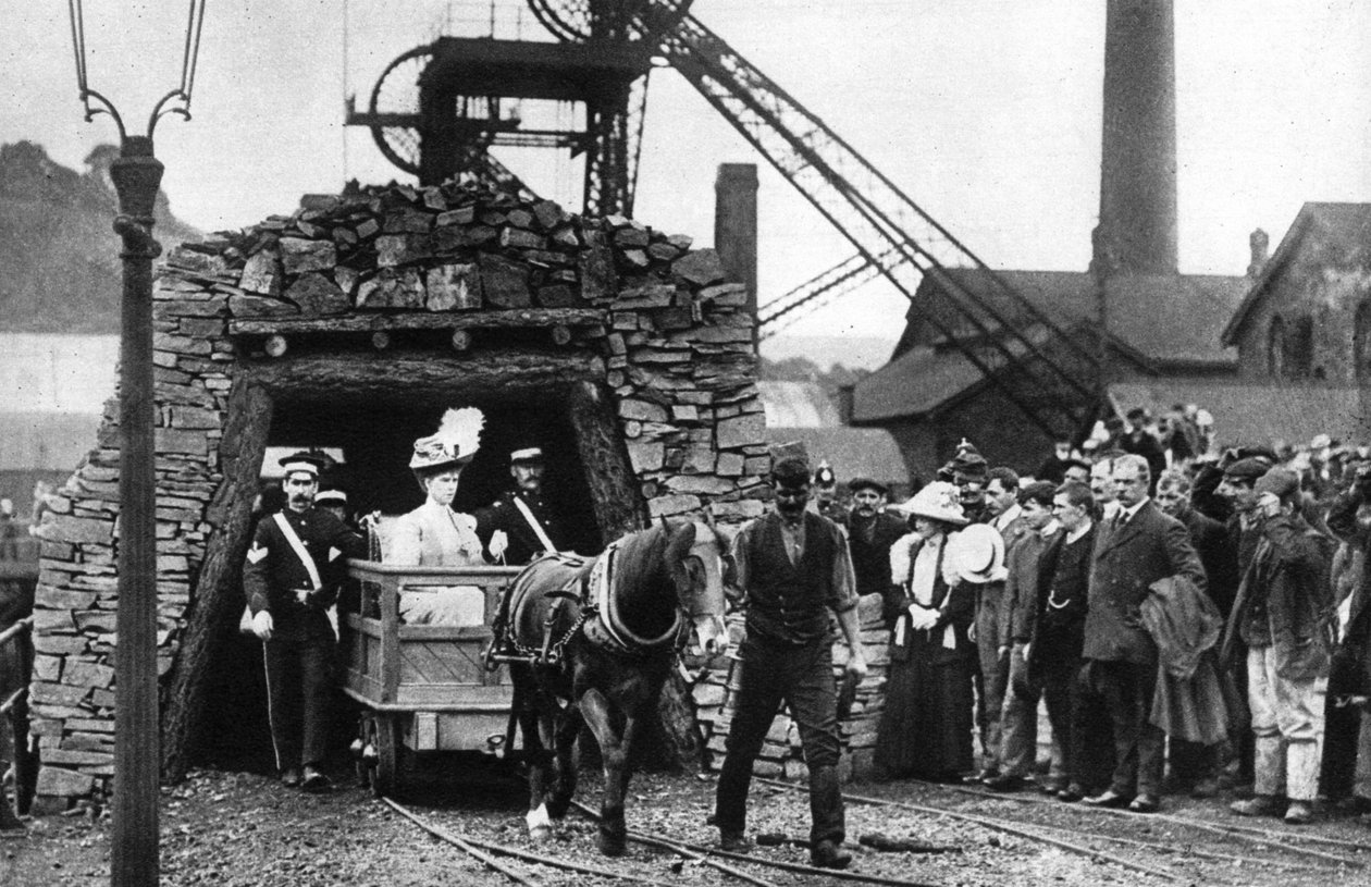 क्वीन मैरी 1935 में वेल्श कोलियरी का दौरा कर रही थीं द्वारा अज्ञात