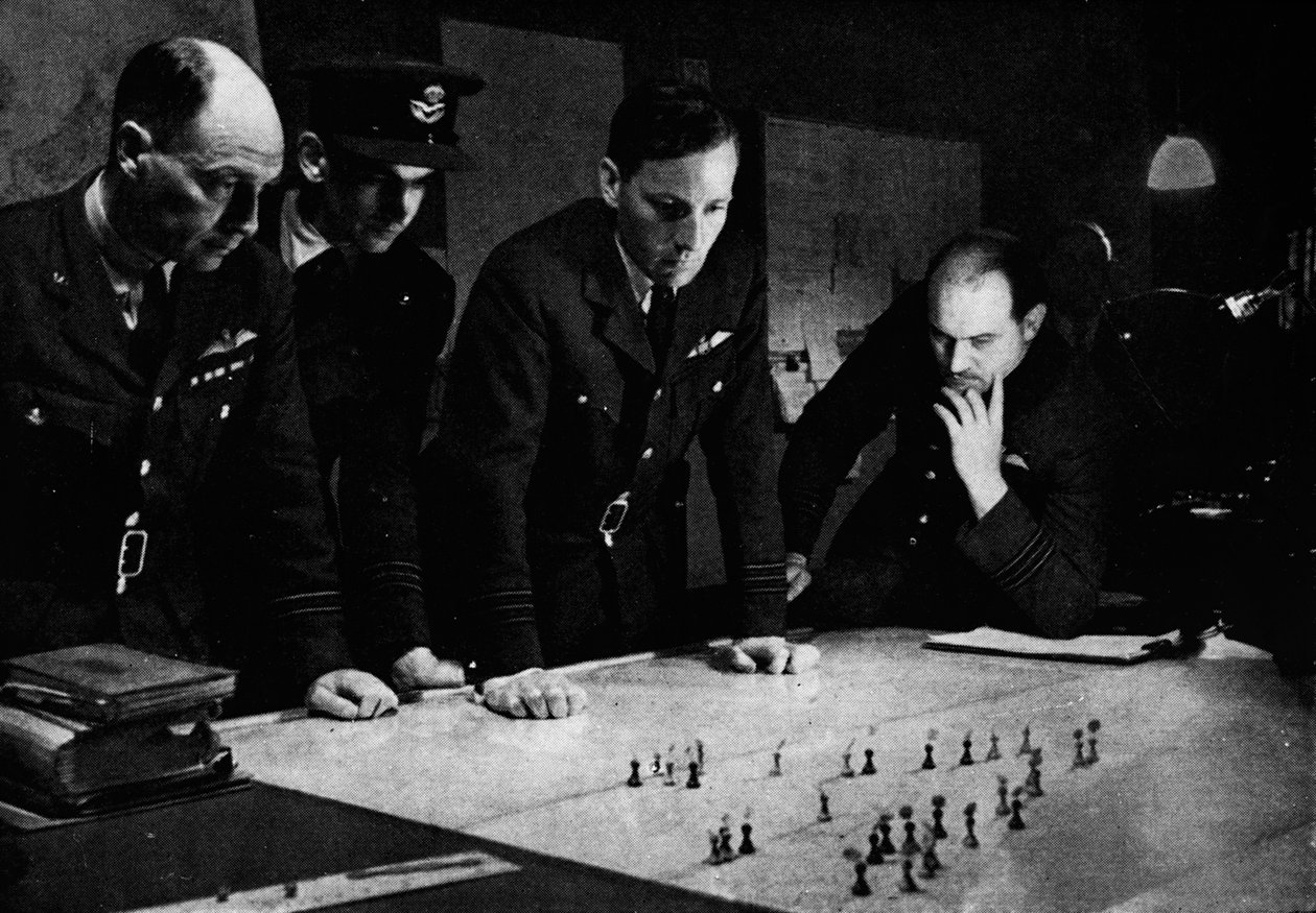 एक छापे के दौरान RAF बॉम्बर कमांड ऑपरेशन रूम, 1941 द्वारा अज्ञात
