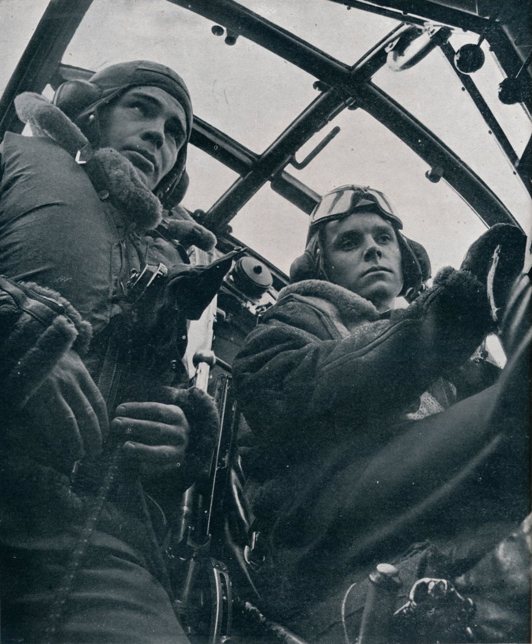 आरएएफ बॉम्बर पायलट और दूसरा पायलट, 1941 द्वारा अज्ञात
