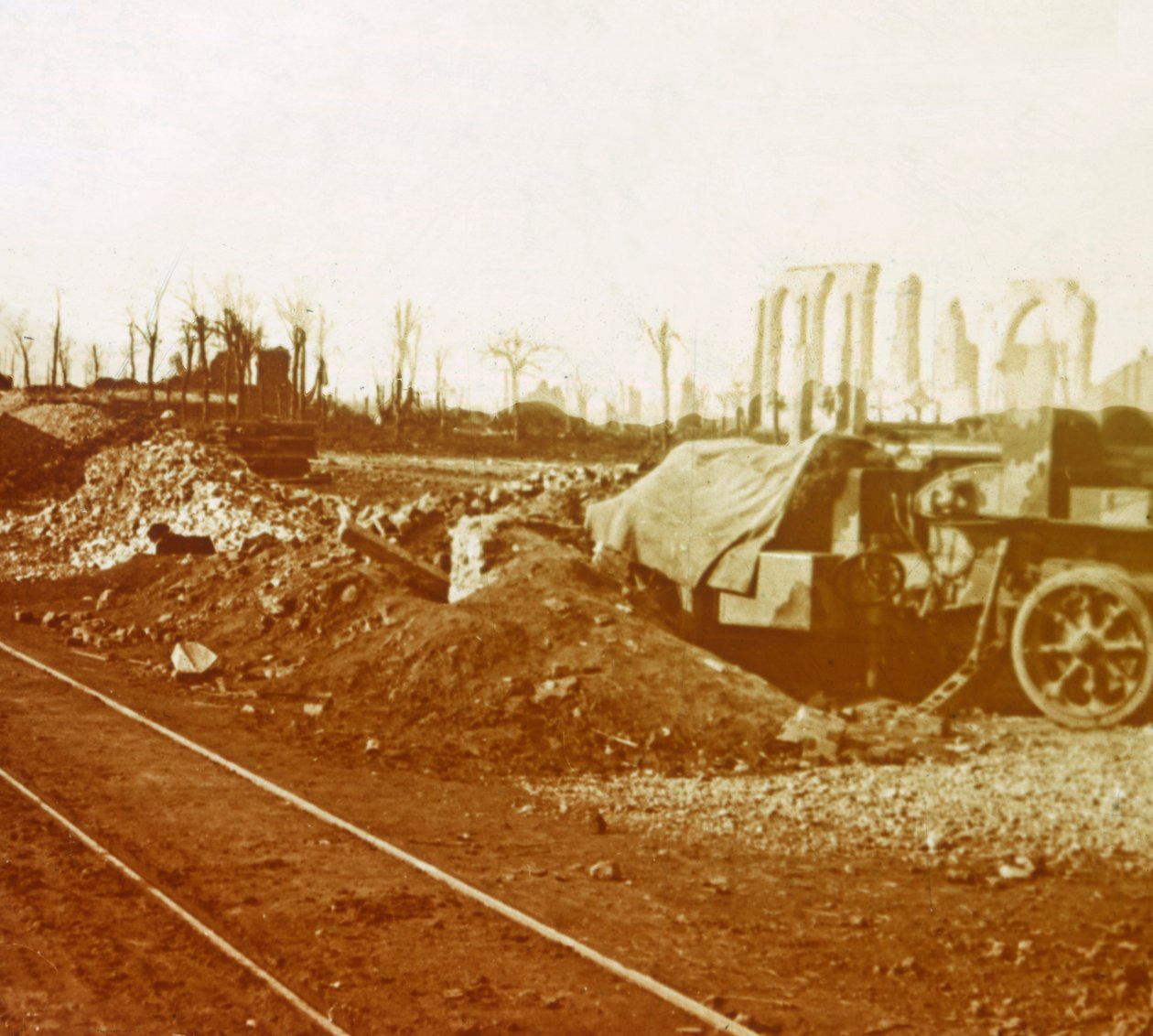नूर्ड्सकोटे, फ़्लैंडर्स, बेल्जियम के गाँव में रेलवे लाइनें, c1914-c1918 द्वारा अज्ञात