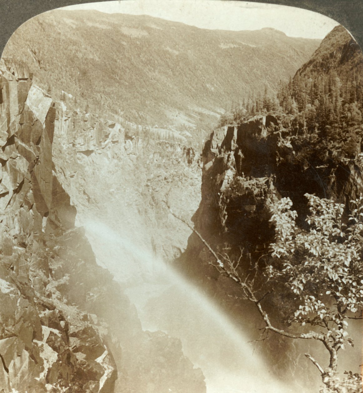 Rjukanfos, नॉर्वे के स्प्रे में इंद्रधनुष, c1905। द्वारा अज्ञात