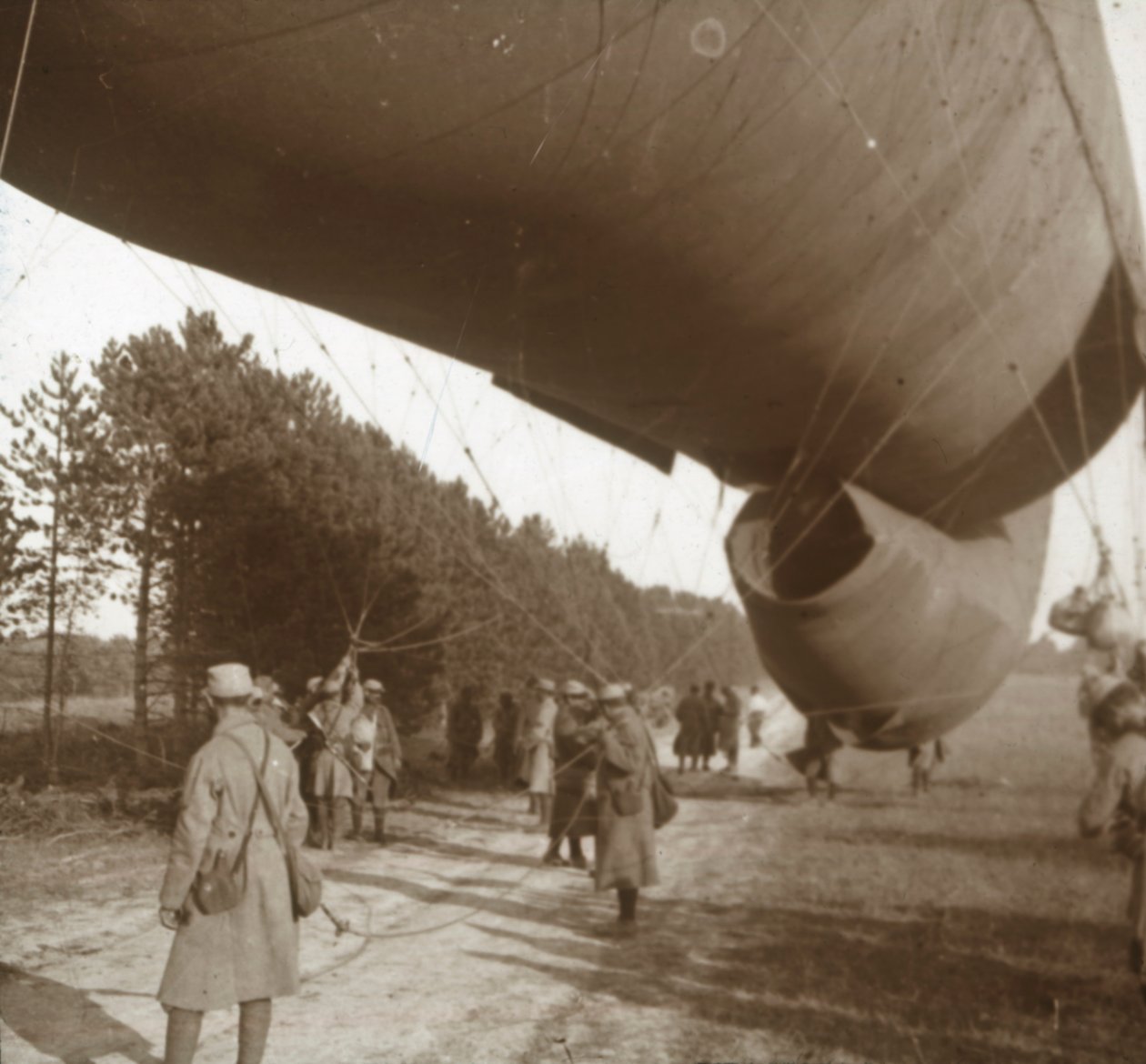 एक अवलोकन गुब्बारे की स्थापना, सोमे, उत्तरी फ्रांस, 1916 द्वारा अज्ञात