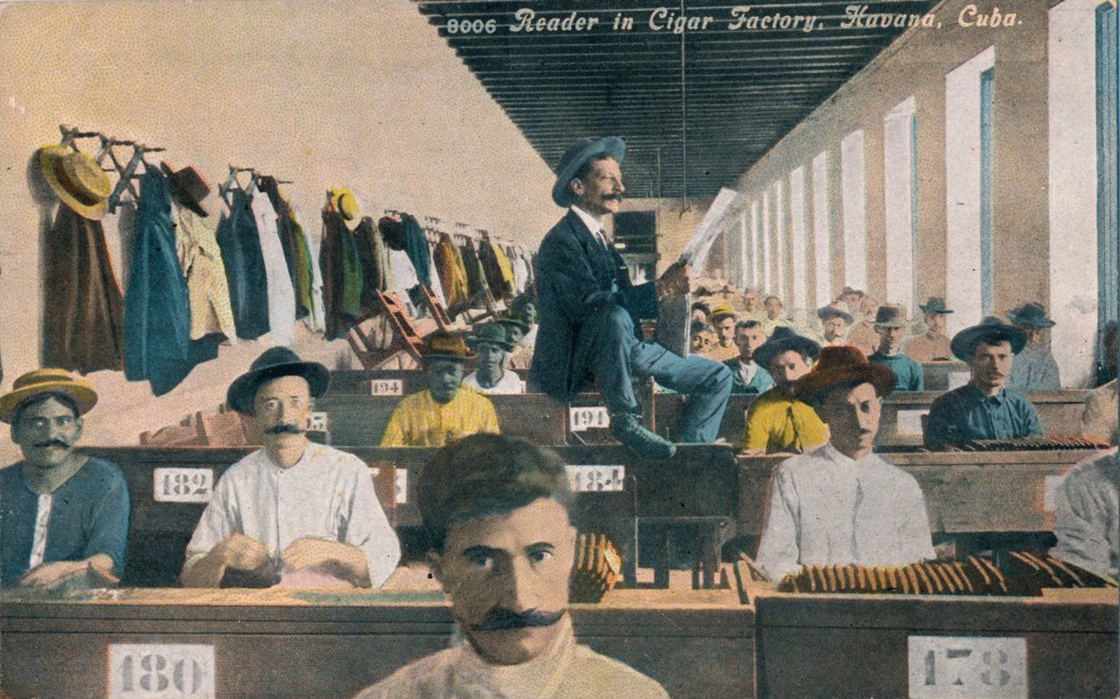 सिगार फैक्ट्री, हवाना, क्यूबा में पाठक, c1910s द्वारा अज्ञात