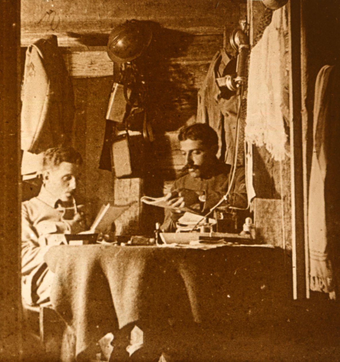 खाइयों में पढ़ना, c1914-c1918 द्वारा अज्ञात