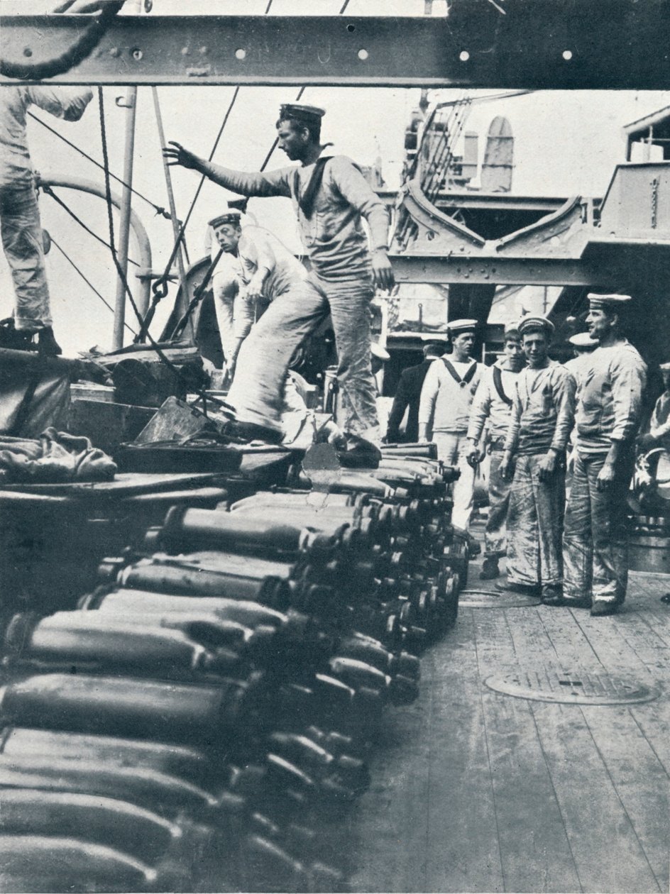 एक युद्धपोत के डेक पर नौसेना की बंदूकें के लिए गोले प्राप्त करना, c1914 द्वारा अज्ञात