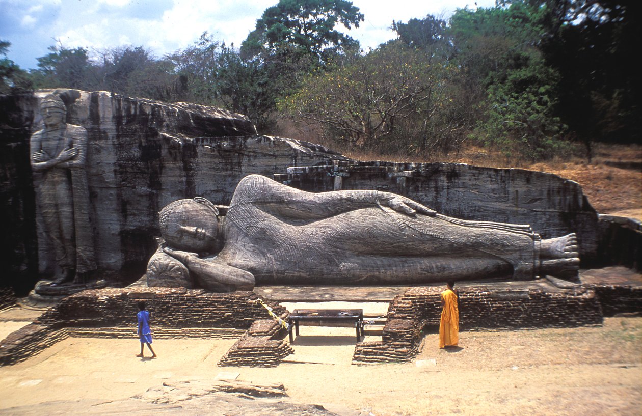 रिक्लाइनिंग बुद्धा, गल विहारे, श्रीलंका द्वारा अज्ञात