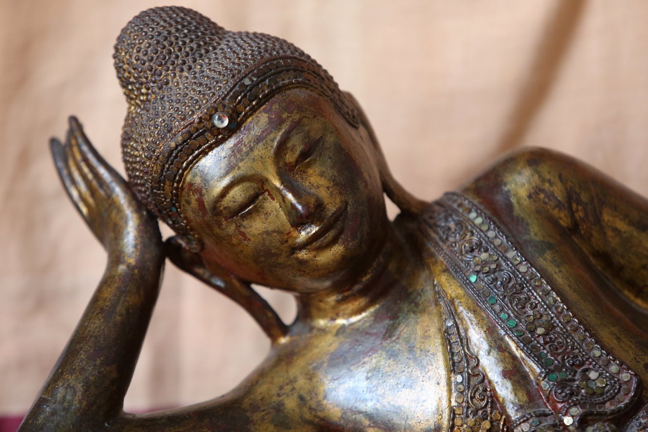 झुकी हुई बुद्ध प्रतिमा। ग्रेट्ज़। फ्रांस द्वारा अज्ञात