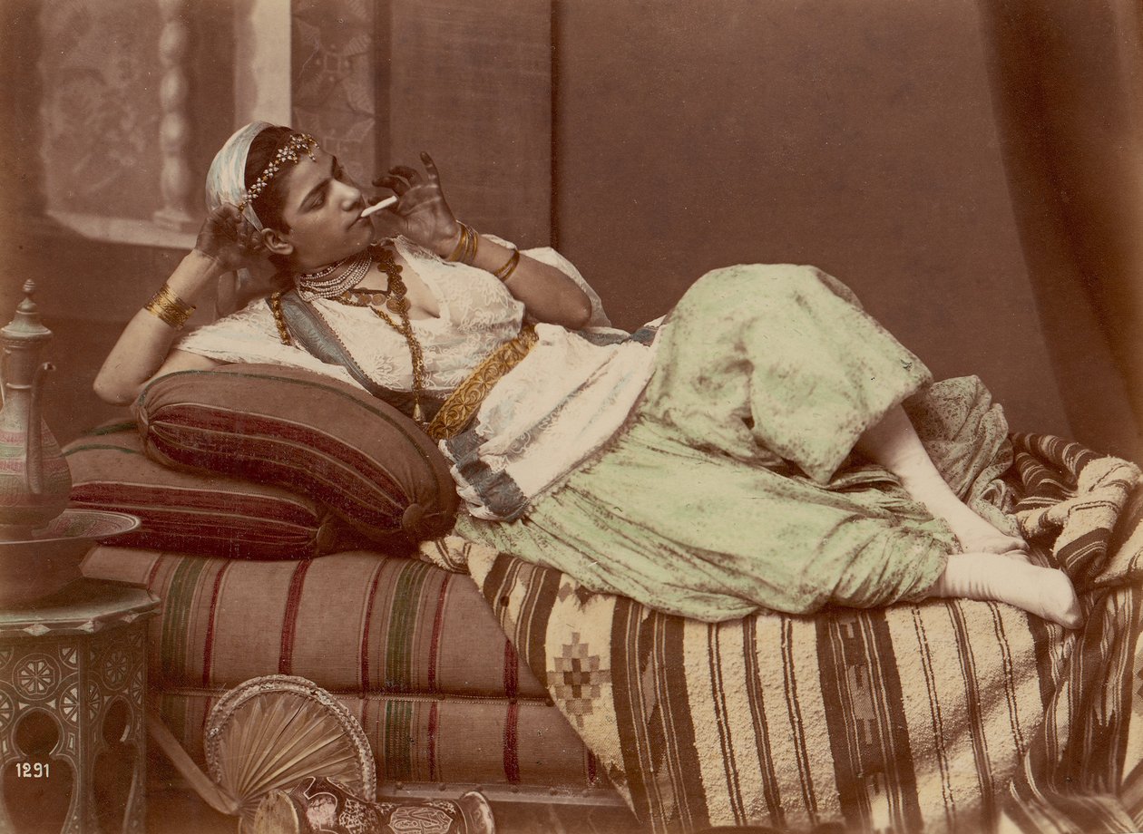 [रीक्लाइनिंग वुमन स्मोकिंग], 1870-90। द्वारा अज्ञात