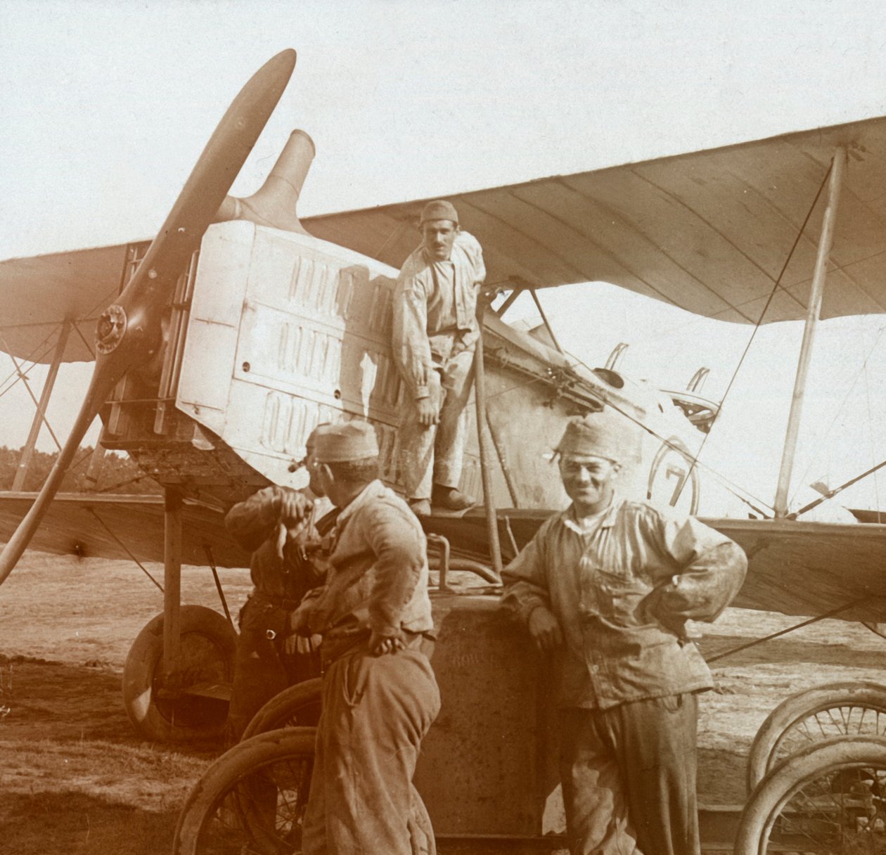 ईंधन भरने वाला बाइप्लेन, c1914-c1918 द्वारा अज्ञात