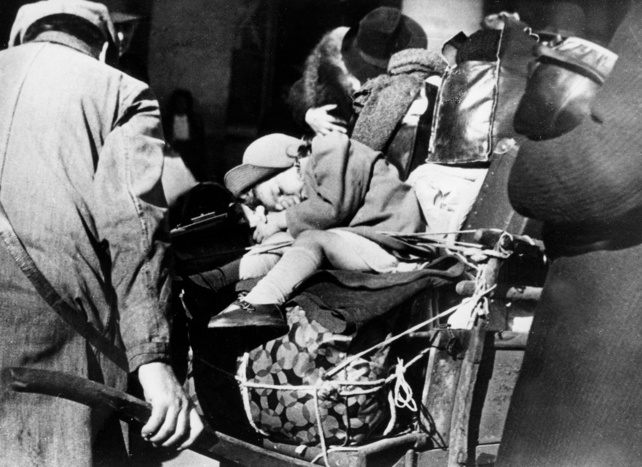 अगस्त 1940 के पेरिस के गारे डे लेस्ट में अपने सामान के साथ शरणार्थी द्वारा अज्ञात