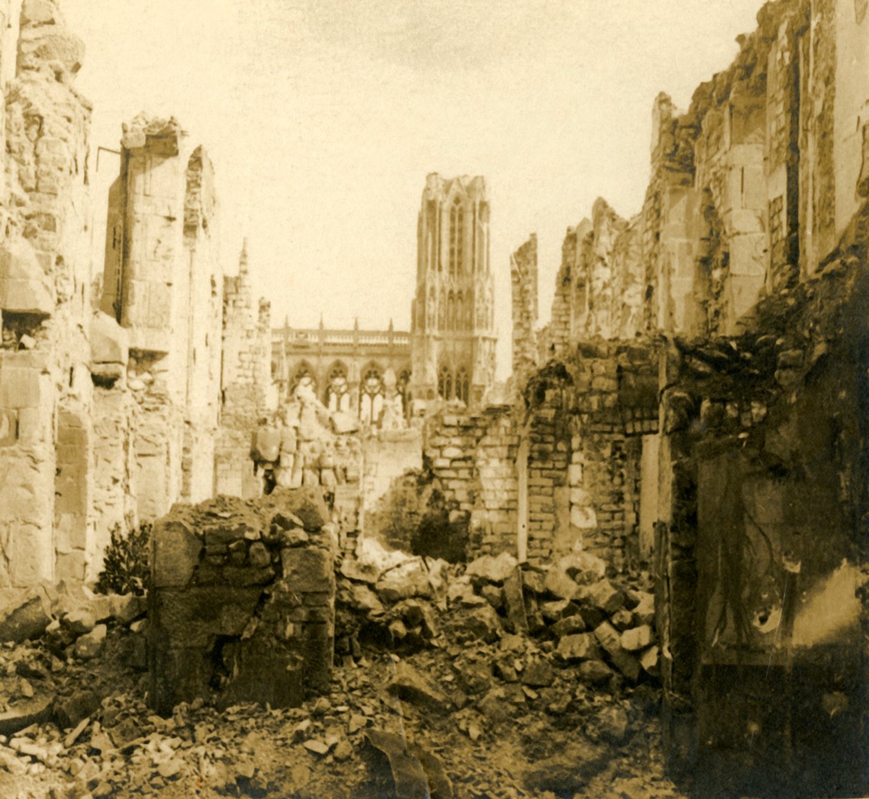 रिम्स कैथेड्रल, रिम्स, उत्तरी फ्रांस, c1914-c1918 द्वारा अज्ञात