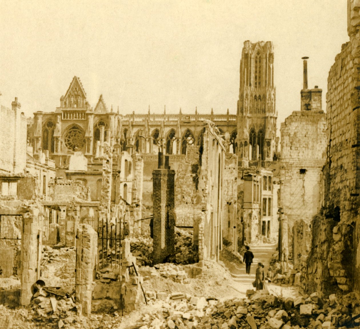 रिम्स कैथेड्रल, रिम्स, उत्तरी फ्रांस, c1914-c1918 द्वारा अज्ञात