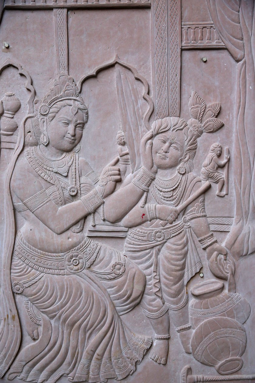 अपनी सौतेली माँ यशोदा के साथ हिंदू भगवान कृष्ण को दर्शाती राहत। इंडिया द्वारा अज्ञात