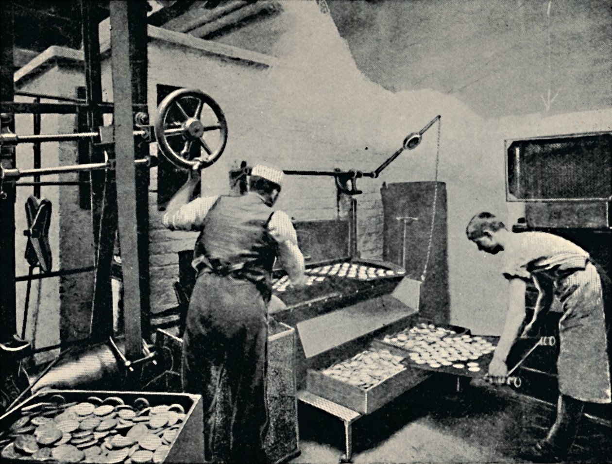 ओवन से बिस्कुट निकालना, c1917 द्वारा अज्ञात