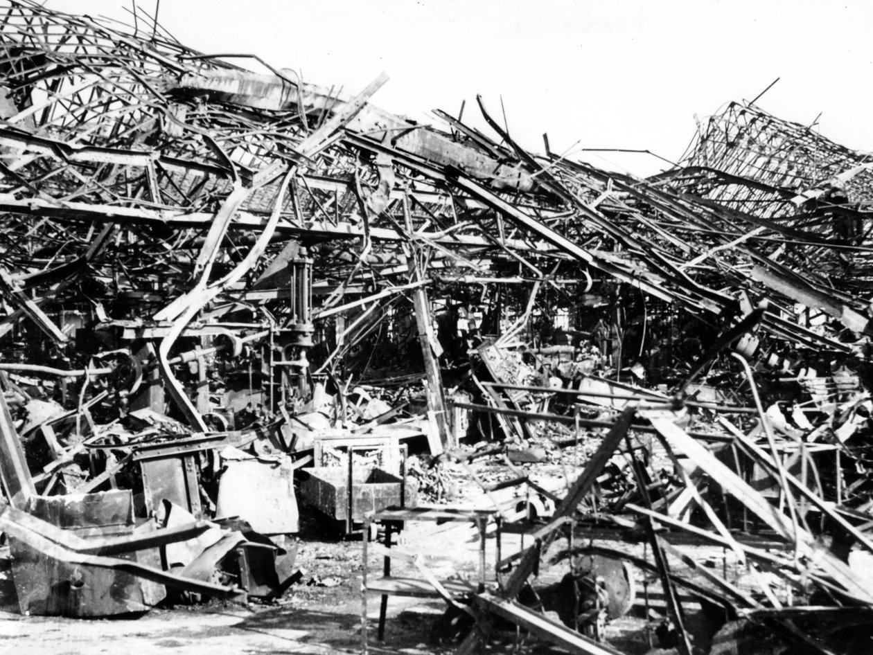 पेरिस, 1940-1944 के पास मित्र देशों की बमबारी, सेव्रेस द्वारा रेनॉल्ट फैक्ट्री को नष्ट कर दिया गया द्वारा अज्ञात