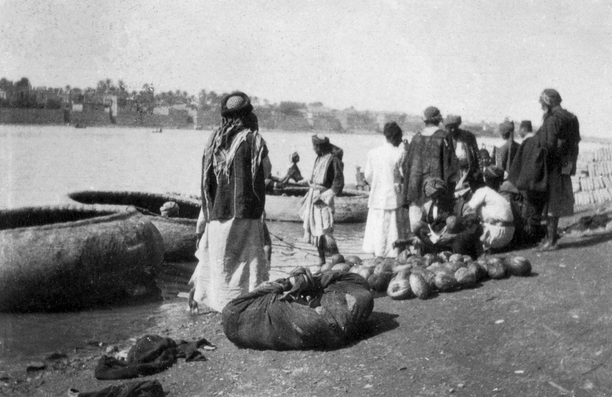 तरबूज, टाइग्रिस नदी, बगदाद, इराक, 1917-1919 के साथ लदी नदी शिल्प द्वारा अज्ञात