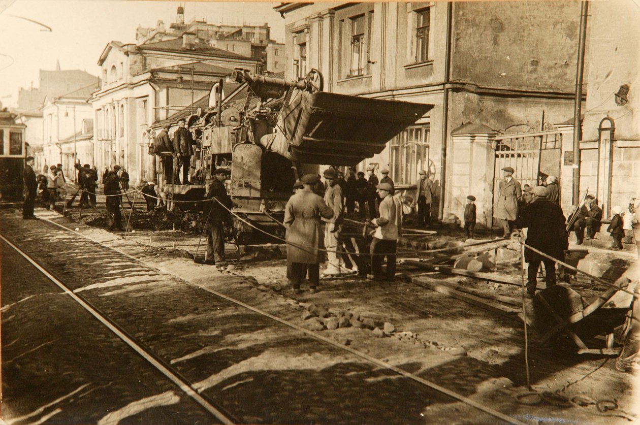 टावर्सकाया स्ट्रीट, मॉस्को, यूएसएसआर, 1920 के दशक में रोडवर्क्स द्वारा अज्ञात
