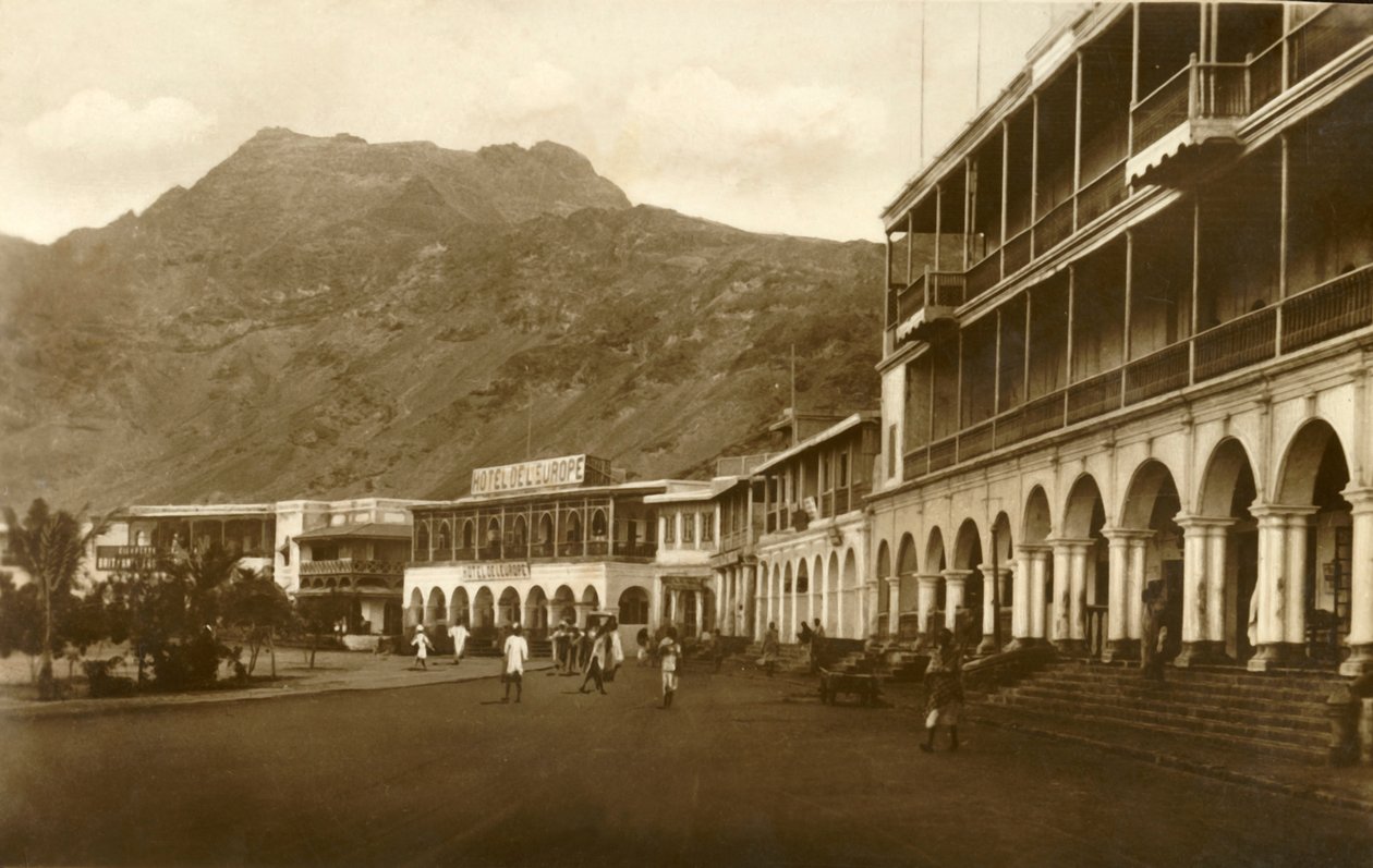 राउंड द क्रिसेंट, एडन, c1918-c1939। द्वारा अज्ञात