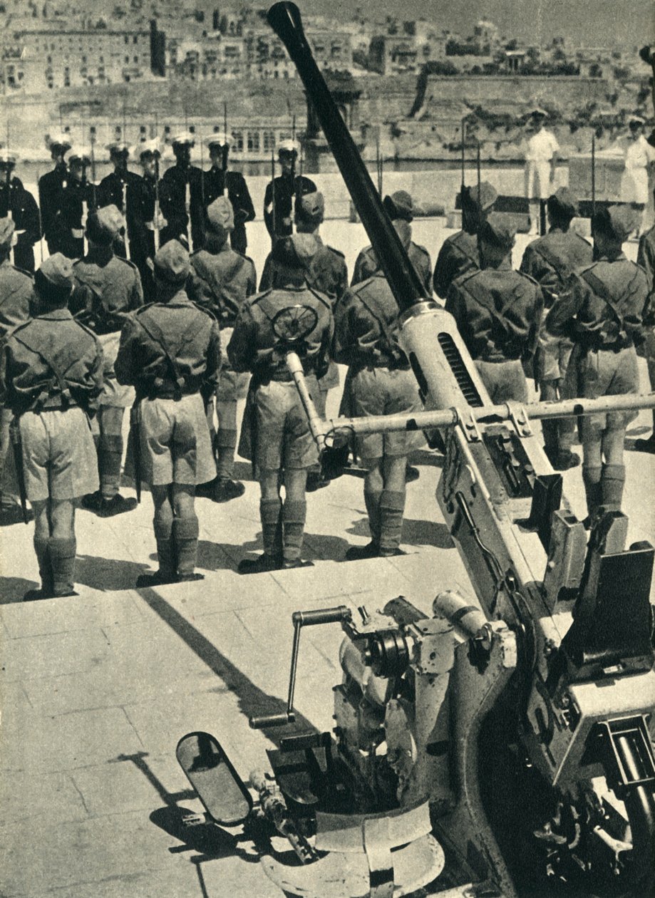 परेड में रॉयल मरीन, माल्टा, द्वितीय विश्व युद्ध, 1943 1944 के सफल बचाव का जश्न मनाते हुए। द्वारा अज्ञात