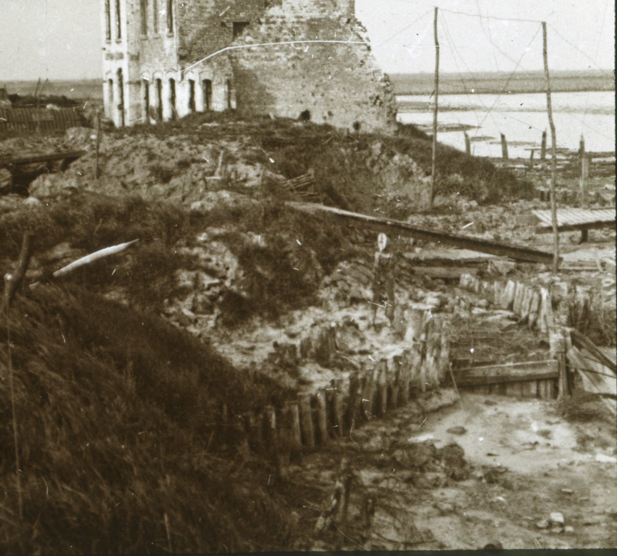 तट के साथ खंडहर इमारत और खाइयाँ, c1914-c1918 द्वारा अज्ञात