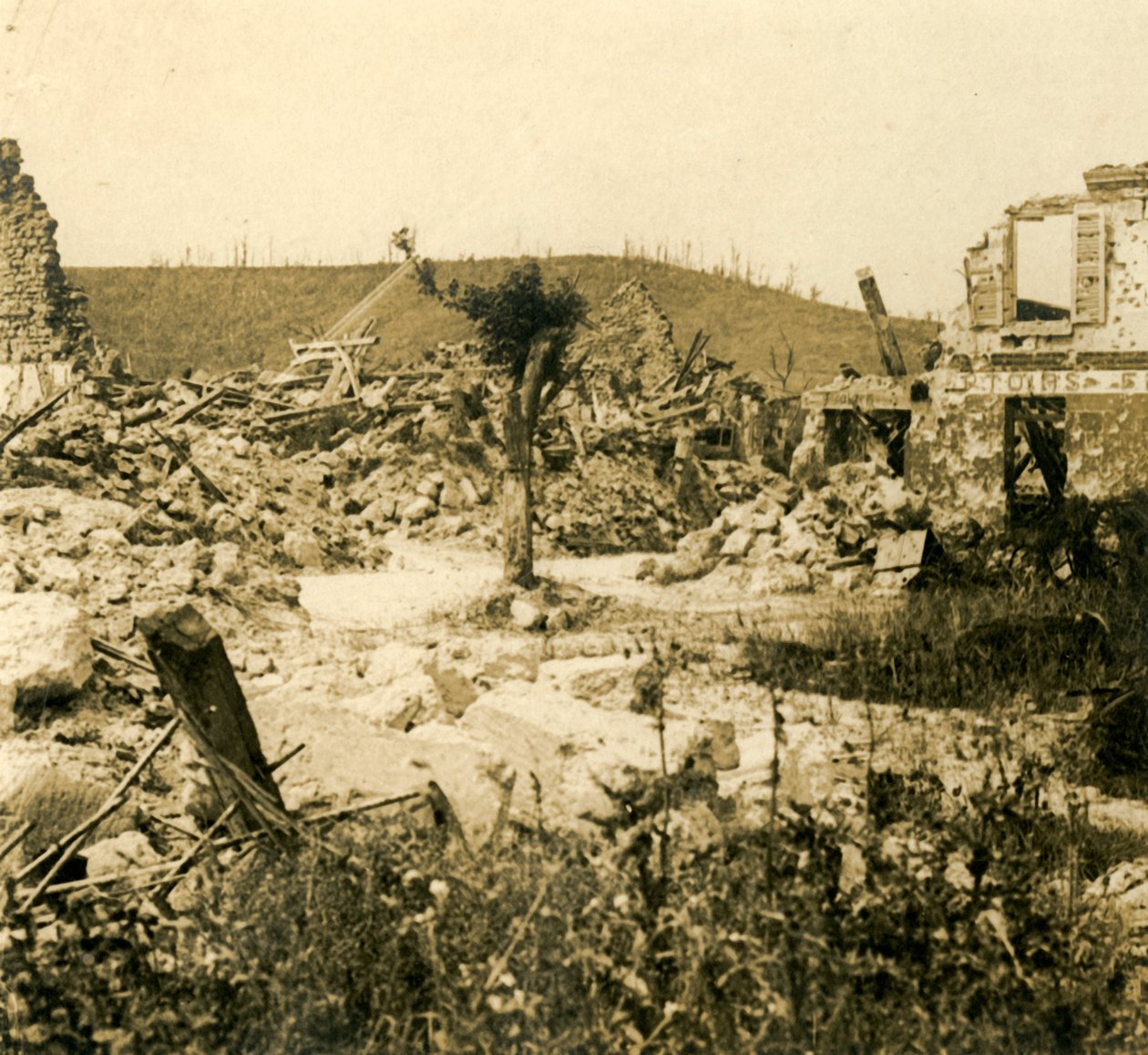 खंडहर इमारतें, चविग्नन, उत्तरी फ्रांस, c1914-c1918 द्वारा अज्ञात