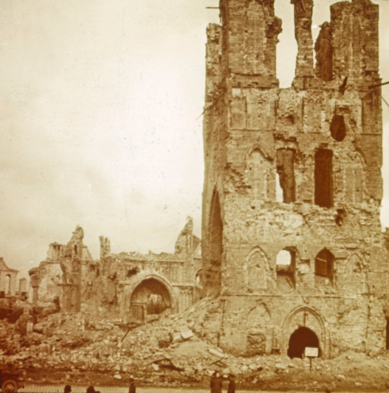 बर्बाद कैथेड्रल, Ypres, फ़्लैंडर्स, बेल्जियम, c1914-c1918 द्वारा अज्ञात