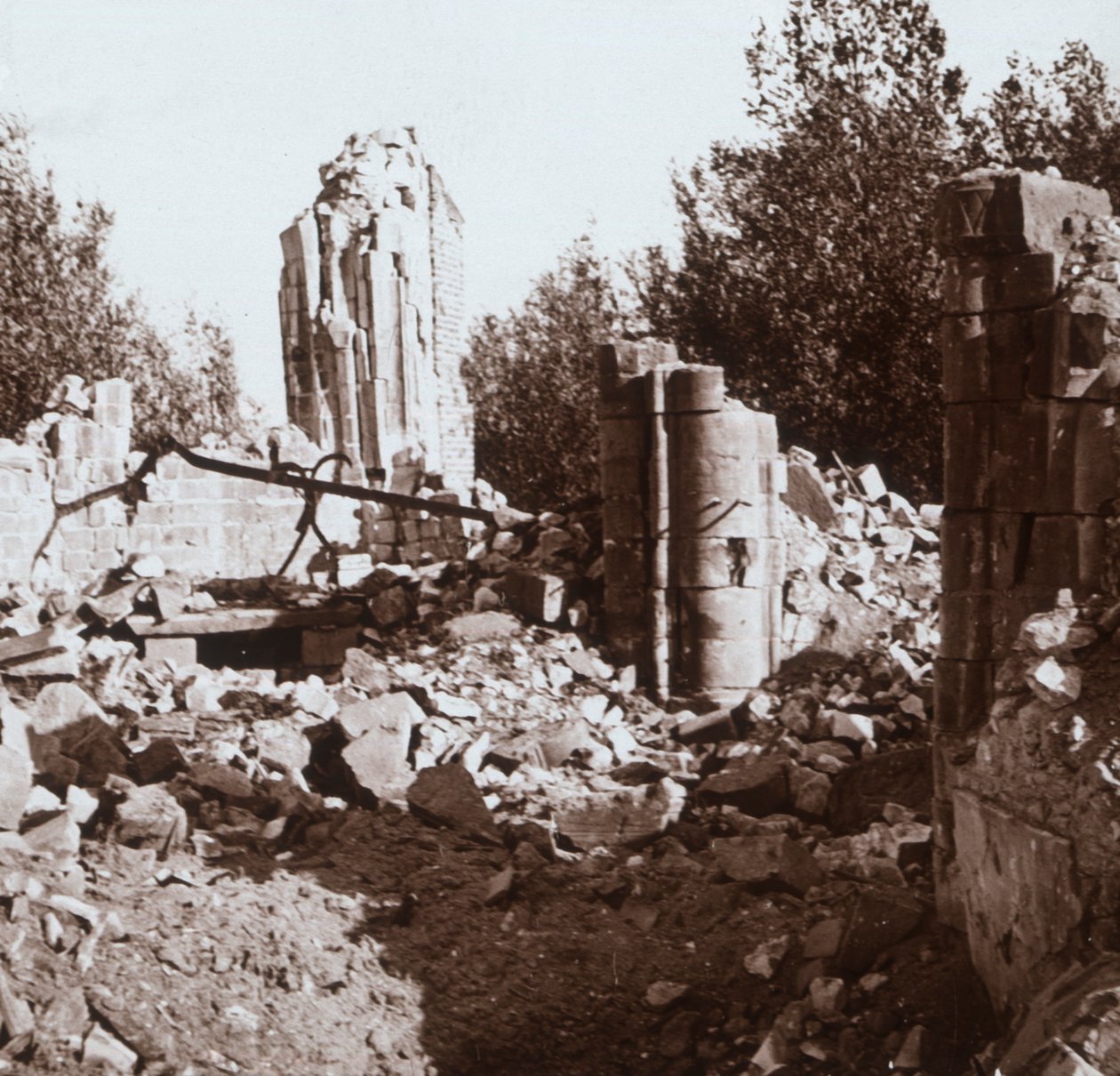 खंडित गदहा, पिनॉन, उत्तरी फ्रांस, c1914-c1918 द्वारा अज्ञात