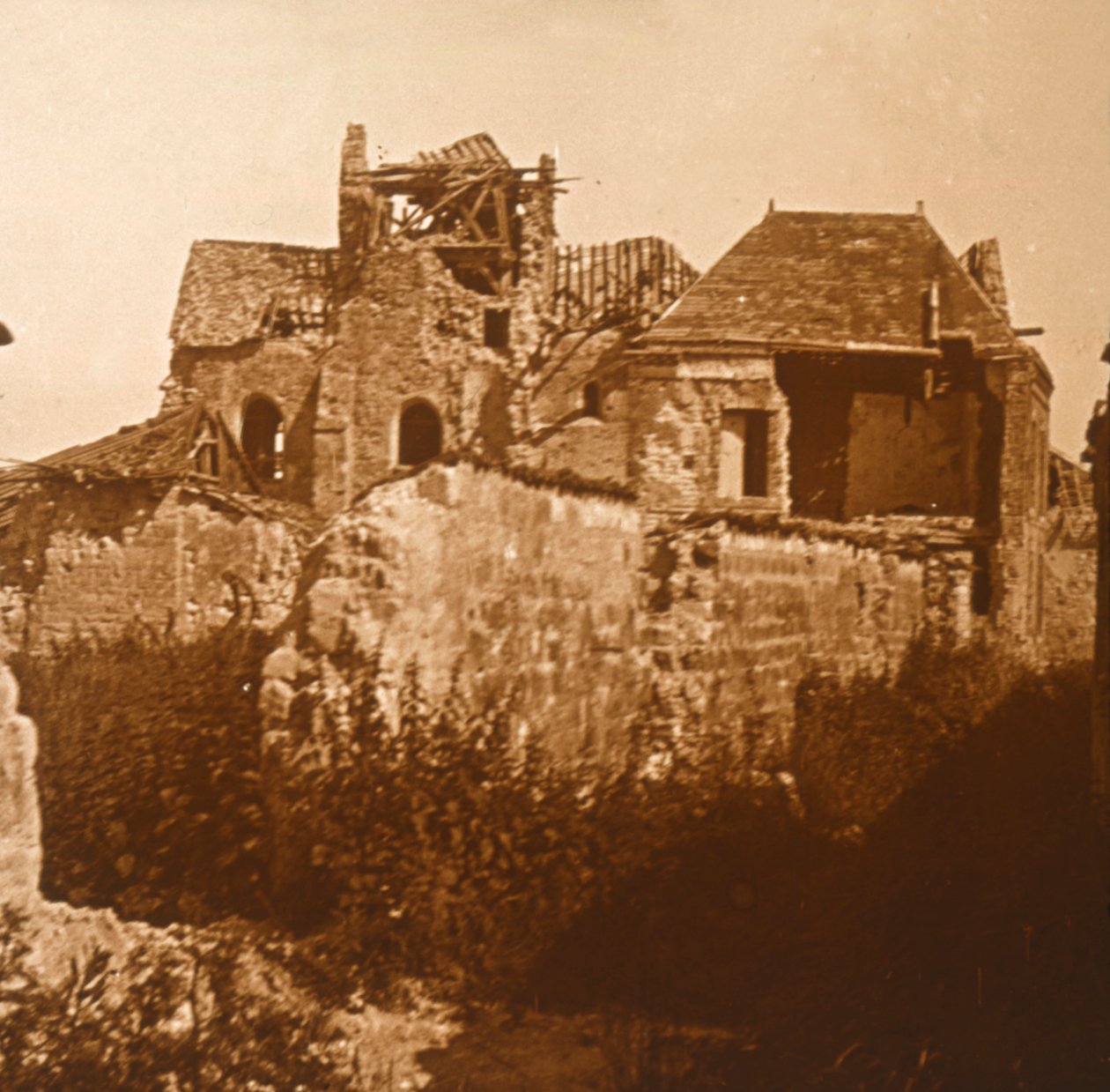 बर्बाद चर्च, ब्यूमोंट-सुर-वेस्ले, उत्तरी फ्रांस, c1914-c1918 द्वारा अज्ञात