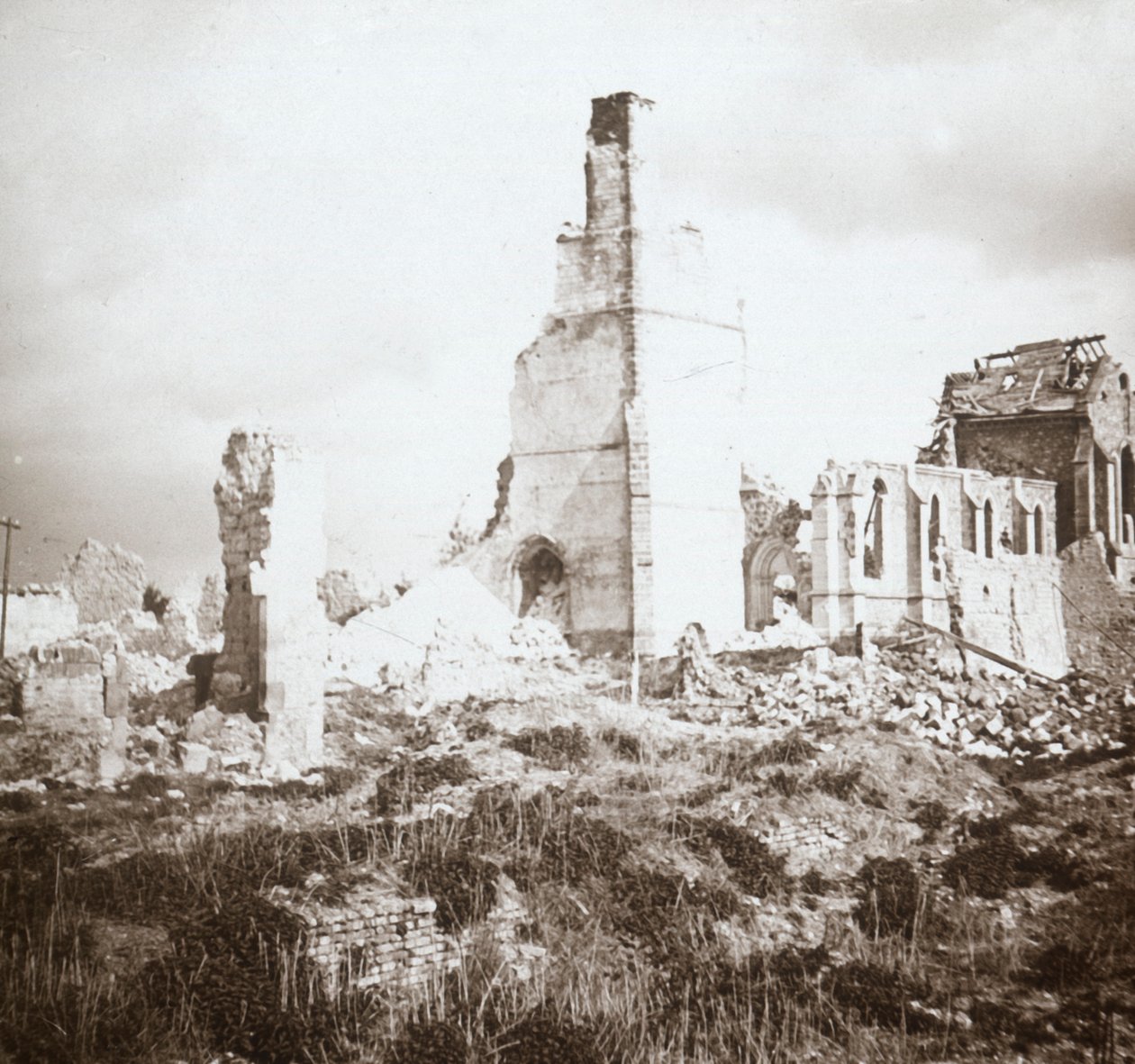 बर्बाद चर्च, Chauny, उत्तरी फ्रांस, c1914-c1918 द्वारा अज्ञात