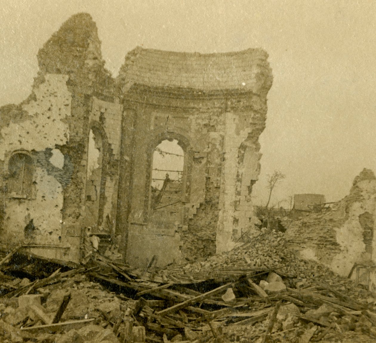 बर्बाद चर्च, कॉम्बल, उत्तरी फ्रांस, c1914-c1918 द्वारा अज्ञात