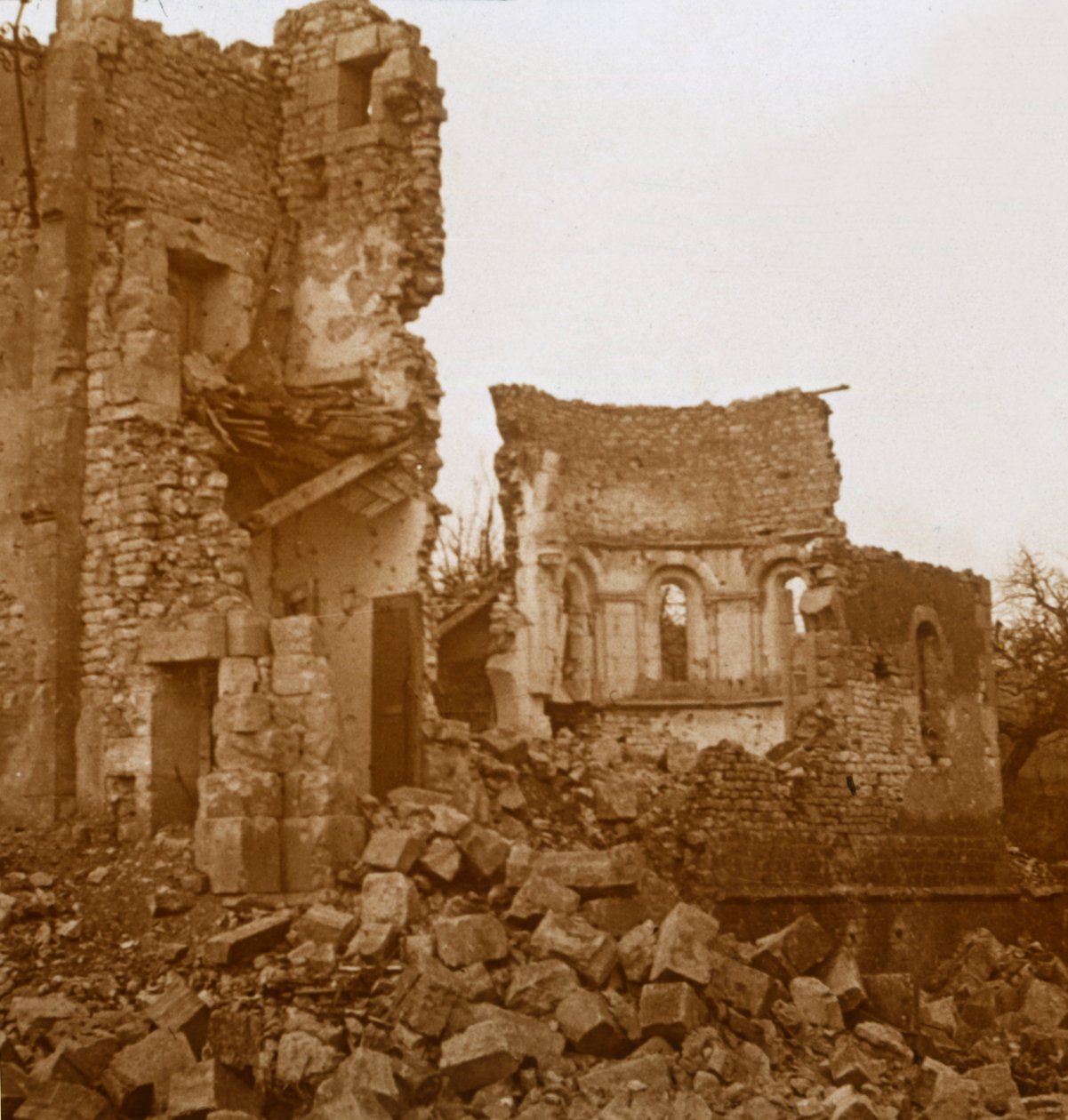 बर्बाद चर्च, ट्राइसॉउक्स, उत्तरी फ्रांस, c1914-c1918 द्वारा अज्ञात