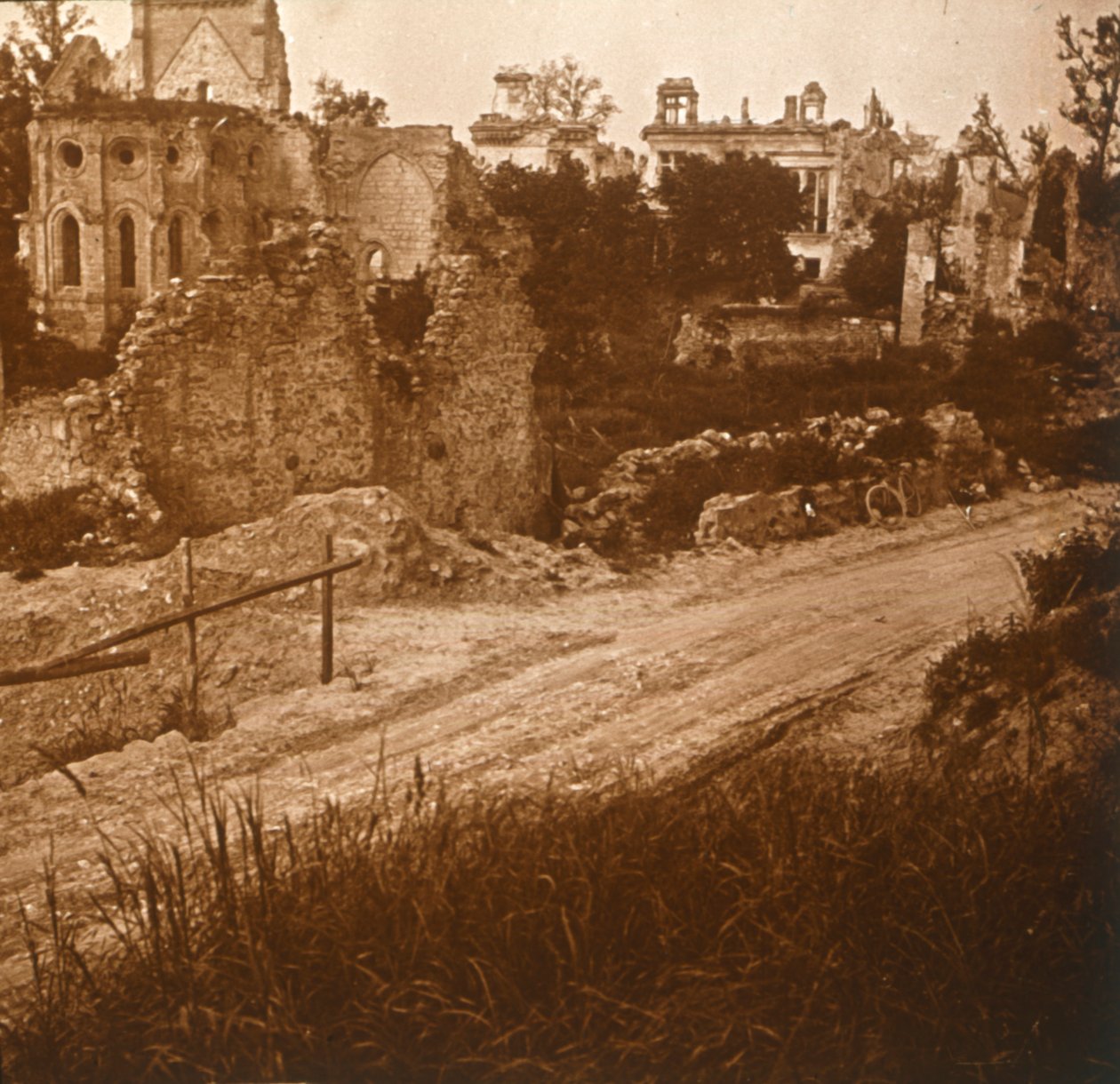 बर्बाद चर्च और शैटॉ, फ्रांस, c1914-c1918 द्वारा अज्ञात