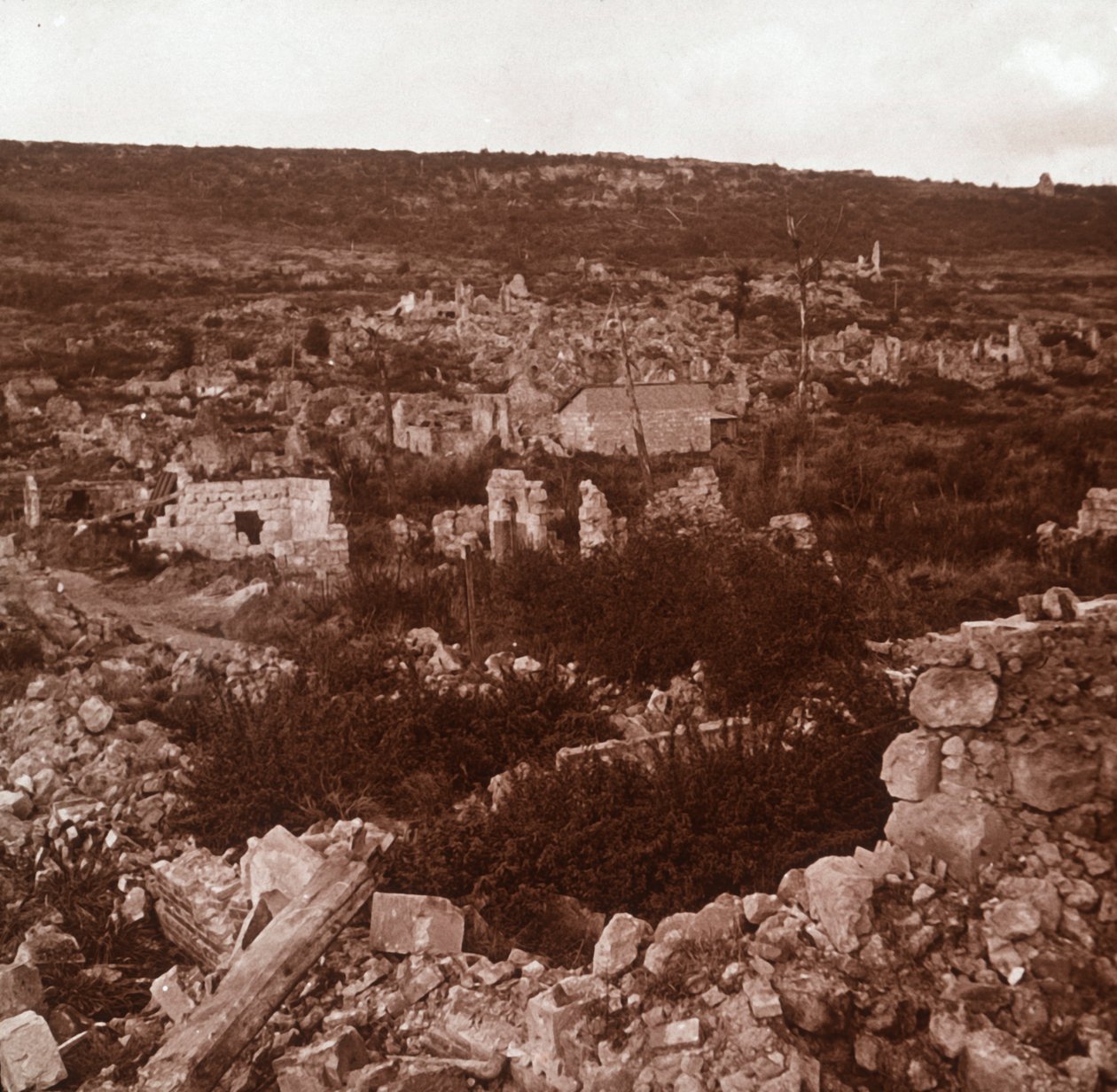 खंडहर, एनिज़ी-ले-चेटो, उत्तरी फ्रांस, c1914-c1918 द्वारा अज्ञात