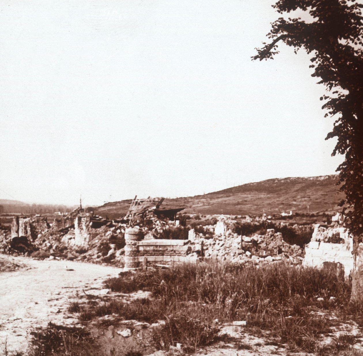 खंडहर, चौनी, उत्तरी फ्रांस, c1914-c1918 द्वारा अज्ञात