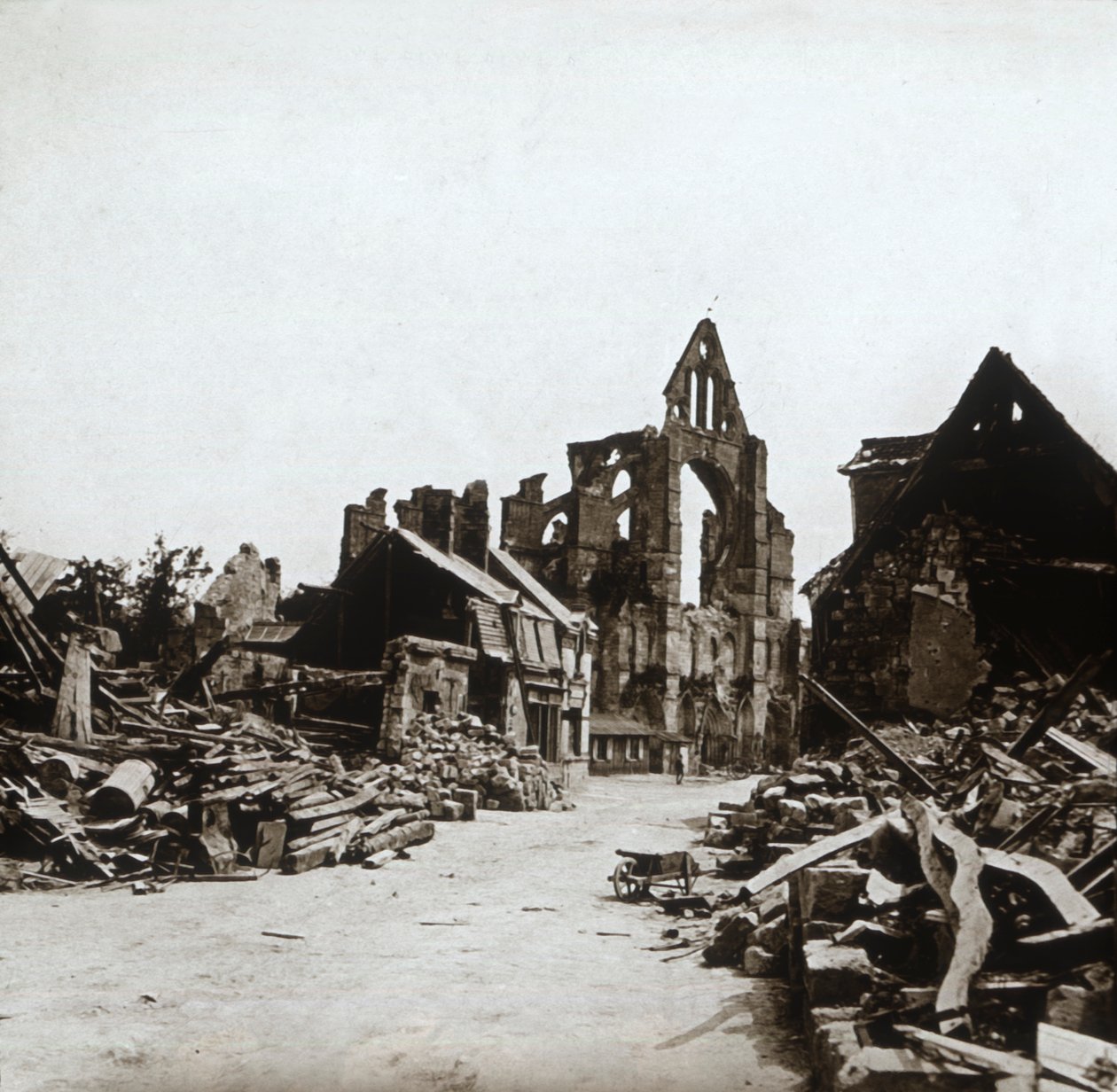 खंडहर, क्रोनोन, उत्तरी फ्रांस, c1914-c1918 द्वारा अज्ञात