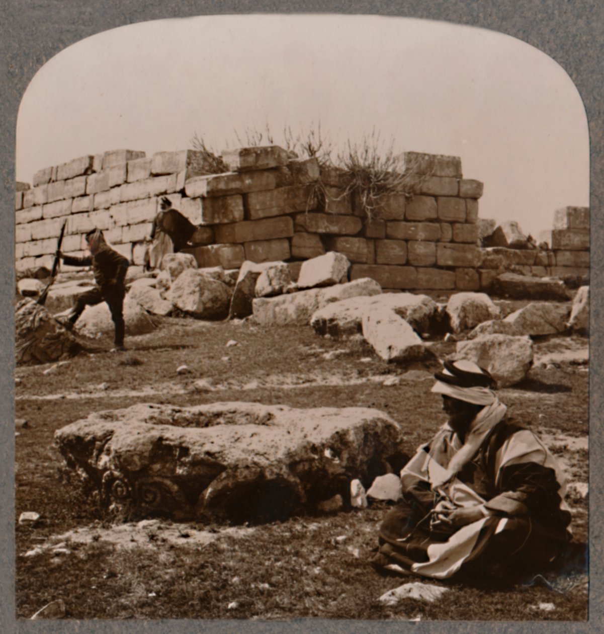 मैकरस के पास खंडहर, c1900 द्वारा अज्ञात