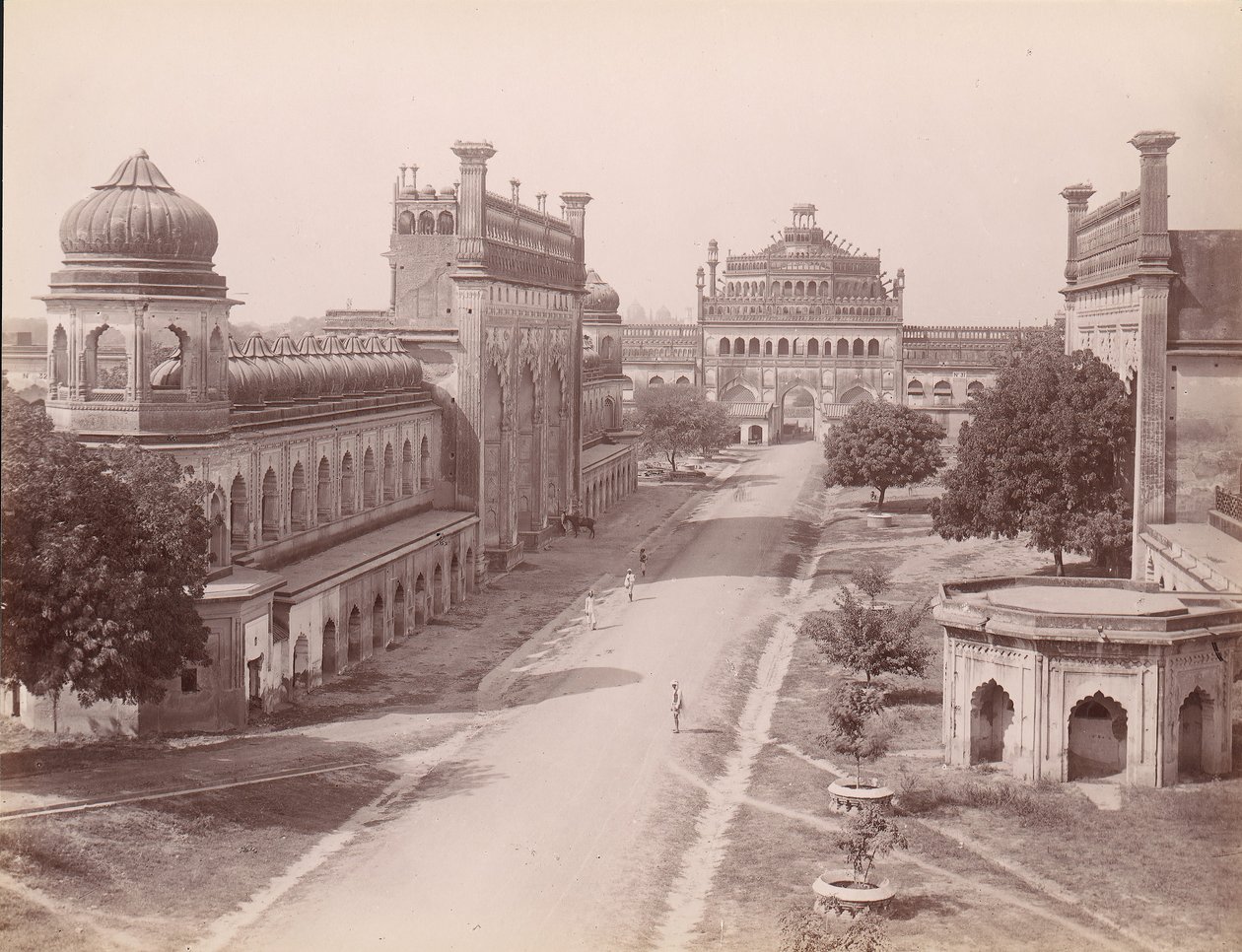 रूमी दरवाज़ा और बड़ा इमामबाड़ा का प्रवेश द्वार 'जवाब' फेसिमिली गेटवा..., 1860-70 के दशक के साथ रवाना हुआ। द्वारा अज्ञात