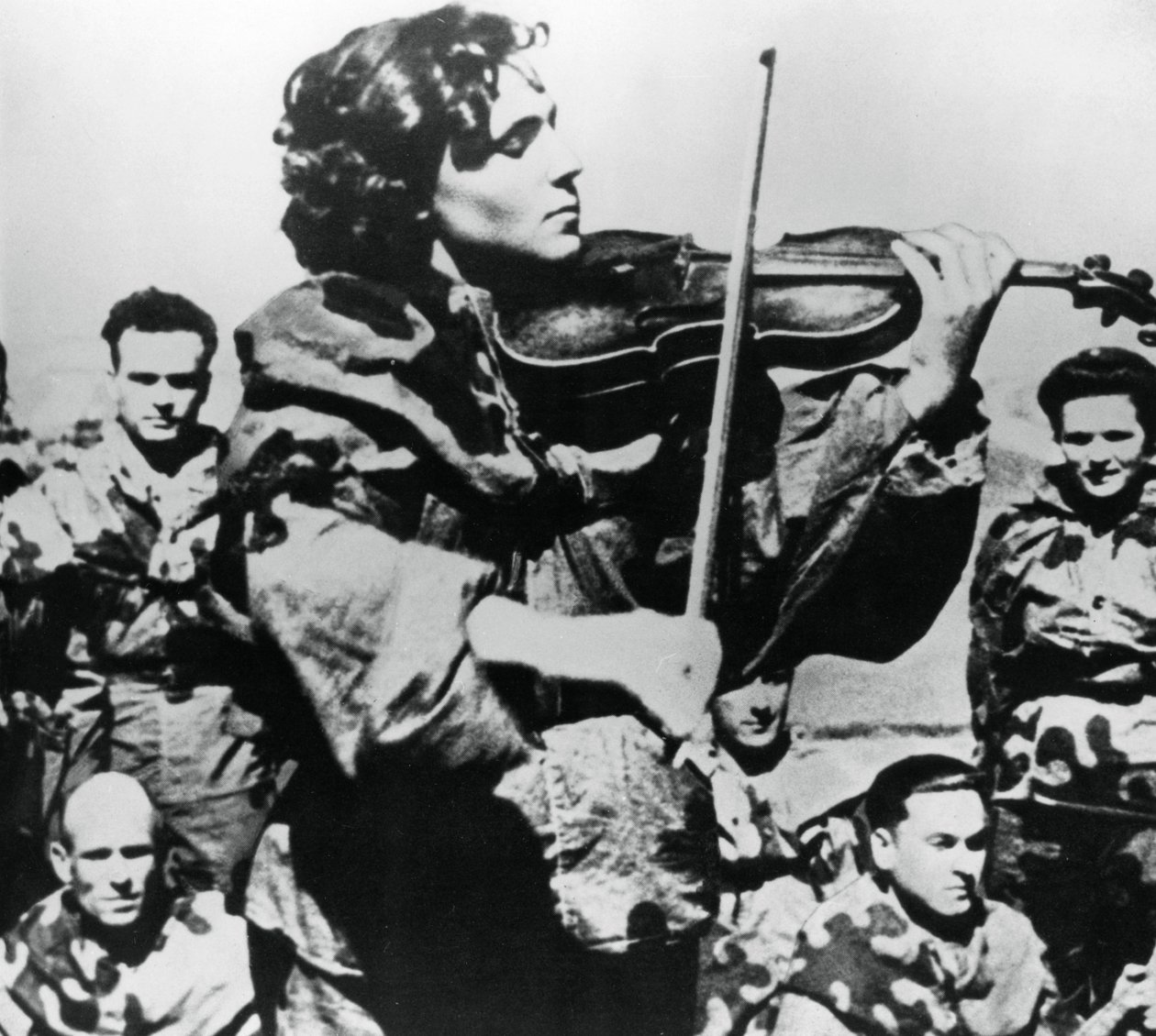 रूसी सेना की नर्स, वायलिन, 1944 में वायलिन बजाती हुई द्वारा अज्ञात