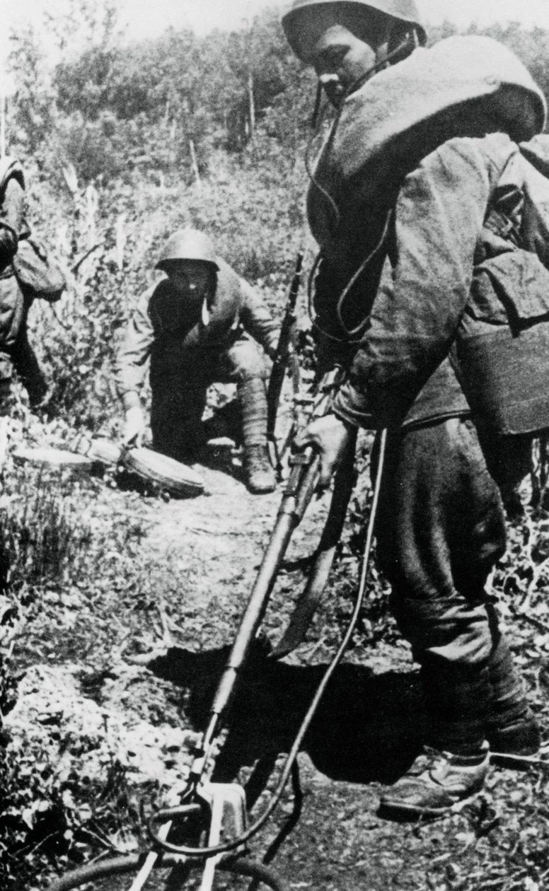 रूसी सैनिक खानों को साफ करते हुए, मिन्स्क, 1944 के पश्चिम में द्वारा अज्ञात