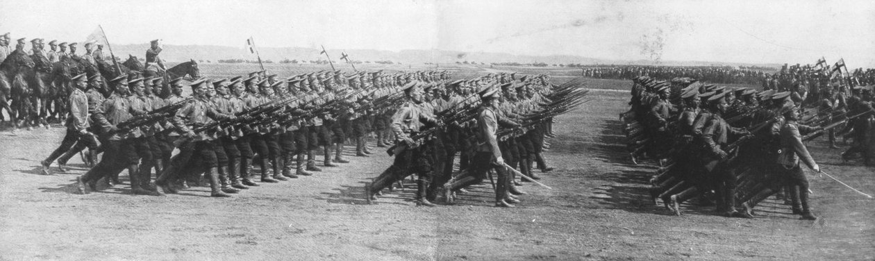 22 जुलाई, 1914 को फ्रांस के राष्ट्रपति रेमंड पोनकेरस की रूस यात्रा के दौरान रूसी सैनिक परेड कर रहे थे। द्वारा अज्ञात