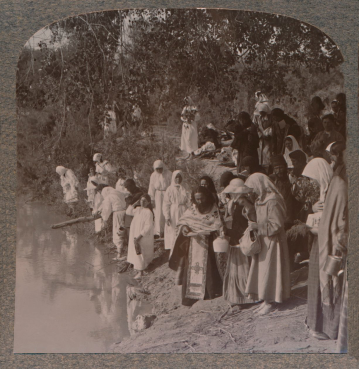 जॉर्डन के तट पर रूसी महिलाओं की सेवा, c1900 द्वारा अज्ञात