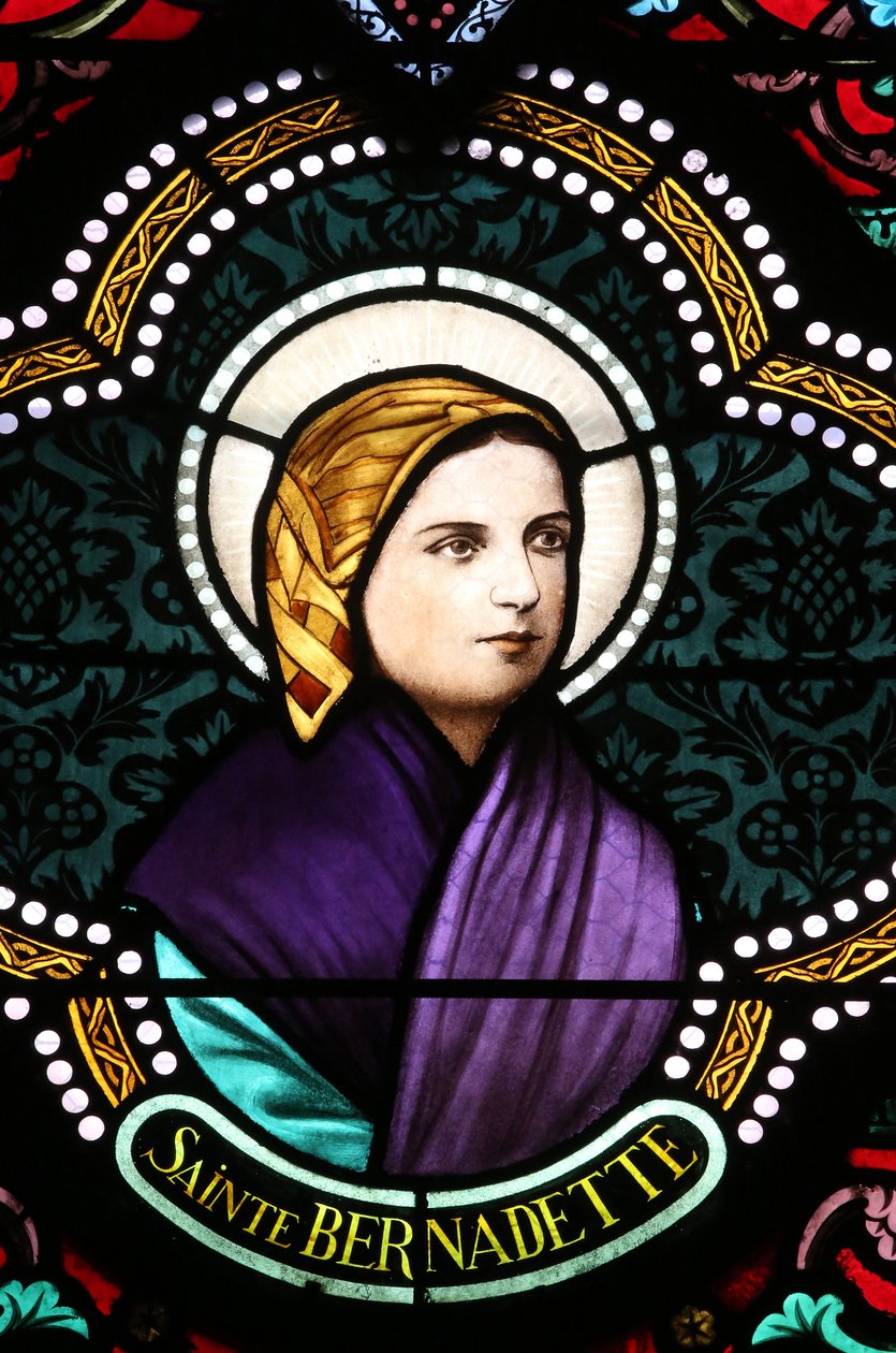 सेक्रेड हार्ट चर्च। रंगीन कांच की खिड़की। Ste Bernadette Soubirous मैरिएन प्रेत के लिए जाना जाता है, 20160604, मौलिन्स, फ्रांस द्वारा अज्ञात