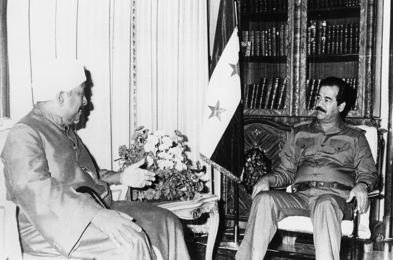 सद्दाम हुसैन एक बैठक, इराक, 1986 में द्वारा अज्ञात