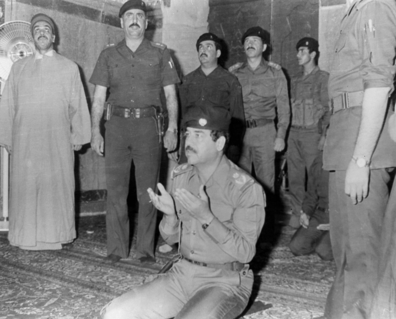 सद्दाम हुसैन प्रार्थना, कर्बला, इराक, 1985 द्वारा अज्ञात