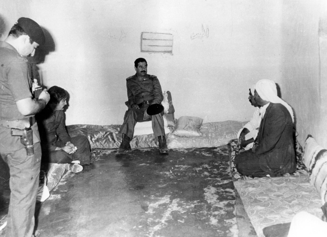 सद्दाम हुसैन, 1987, बसरा, इराक में एक किसान के घर गए द्वारा अज्ञात